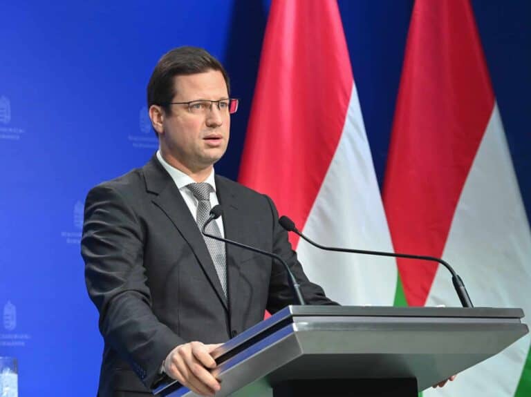 Magyarpéterezve és gyurcsányozva védte meg Orbán Balázst Gulyás Gergely