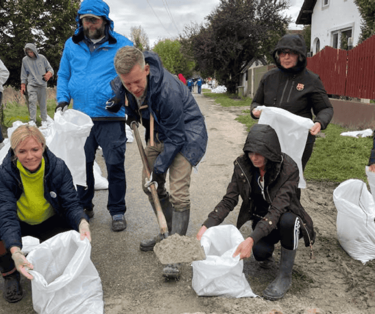 Magyar Péter: A több tízezer önkéntes nélkül sehol nem állna a védekezés