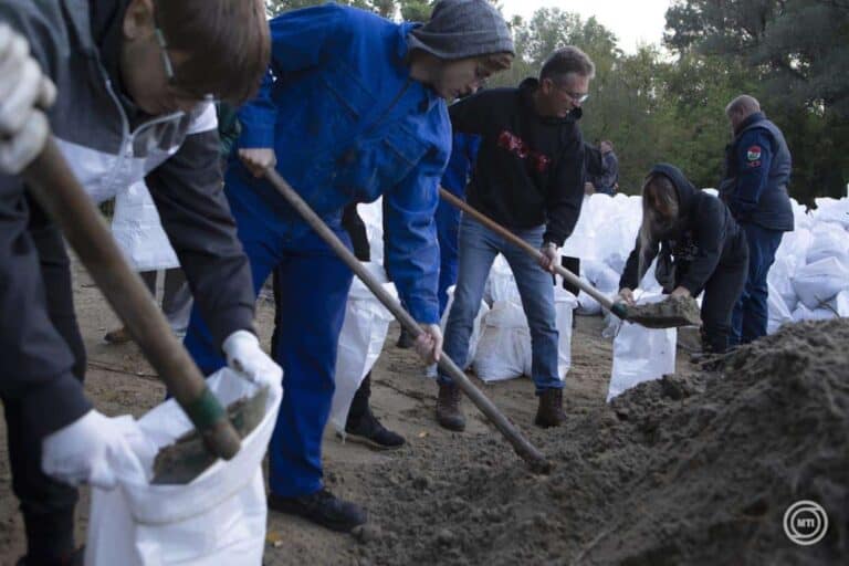 Hankó Balázs: több ezer fiatal vesz részt az árvízi védekezésben