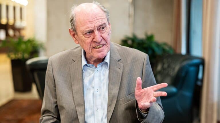 Elhunyt Kupa Mihály