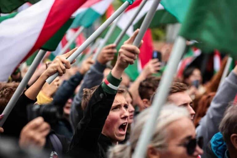 A TISZA Párt átvette a vezetést a Fidesz előtt – generációs törésvonalak a magyar politikában