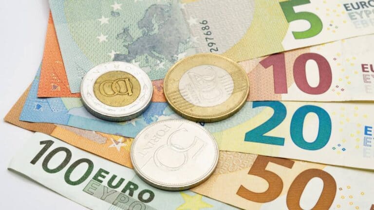 Újabb mélyponton a forint: Az euró árfolyama ismét 404 forint fölé emelkedett