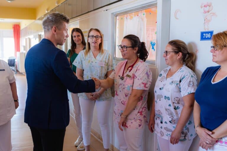 Életmentő adomány a csecsemőkért: Magyar Péter és a TISZA Párt támogatja a ceglédi kórházat