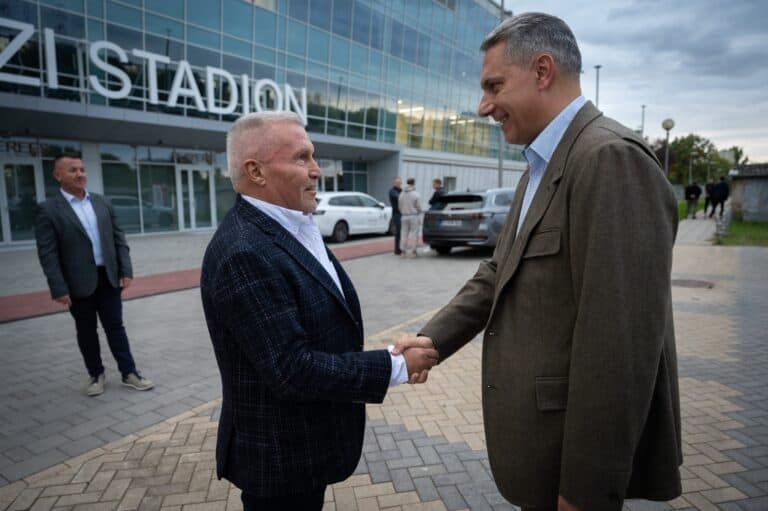 Miközben a vonatok rohadnak, Lázár János közpénzt szór stadionbővítésre