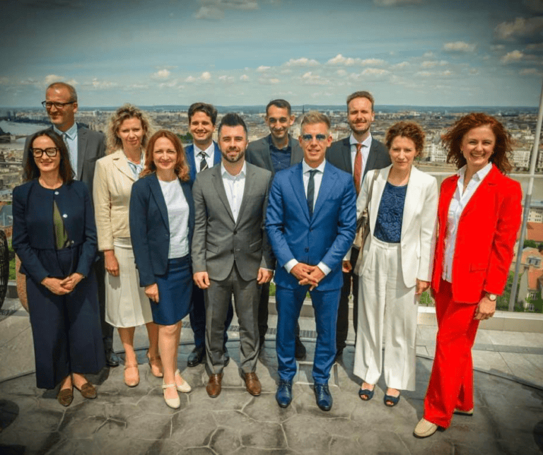 Gyürk András, fideszes EP-képviselő szándékosan félrevezeti a közvéleményt, miközben Lakos Eszter, a TISZA Párt képviselője a rezsicsökkentésért harcol