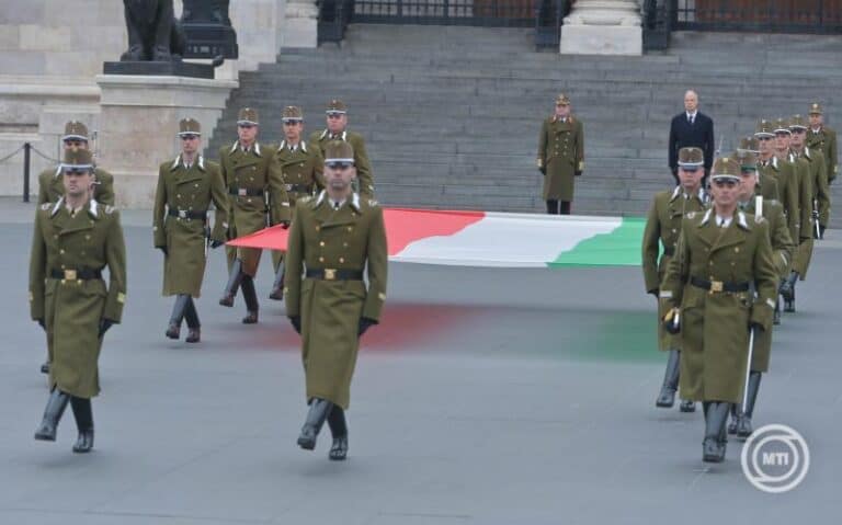 Aradi vértanúk – Felvonták, majd félárbócra engedték a nemzeti lobogót az Országház előtt