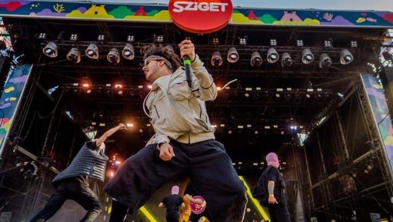 Megdöbbentő Bejelentés! Azahriah Váratlanul Visszavonul – Sokkolta Rajongóit a Népszerű Énekes!