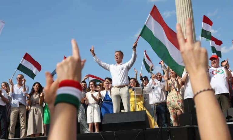 🔴 ÉLŐ – Percről percre követjük a forrongást: Több ezres tömeg tüntet a közmédiánál, hangosan üzenik: „ELÉG VOLT A HAZUGSÁGOKBÓL”