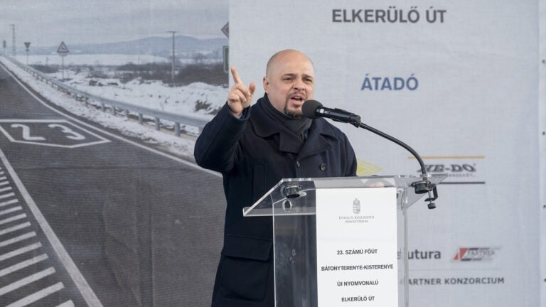 Botrány és káosz Bátonyterenyén: Több száz milliós hiány, mégis milliós jutalmakat osztogatott magának a fideszes városvezetés