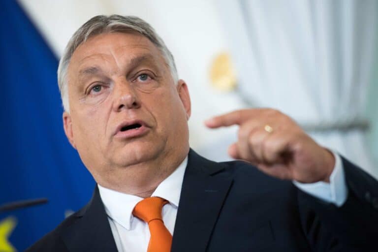Füttyszó és tüntetések Orbán Viktor ellen Grúziában: „Putyin bábja” a botrányos választások győztesei mellett áll