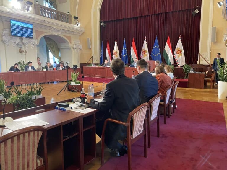 Háborog a TISZA: egymást támogatva szavazott a DK és a Fidesz