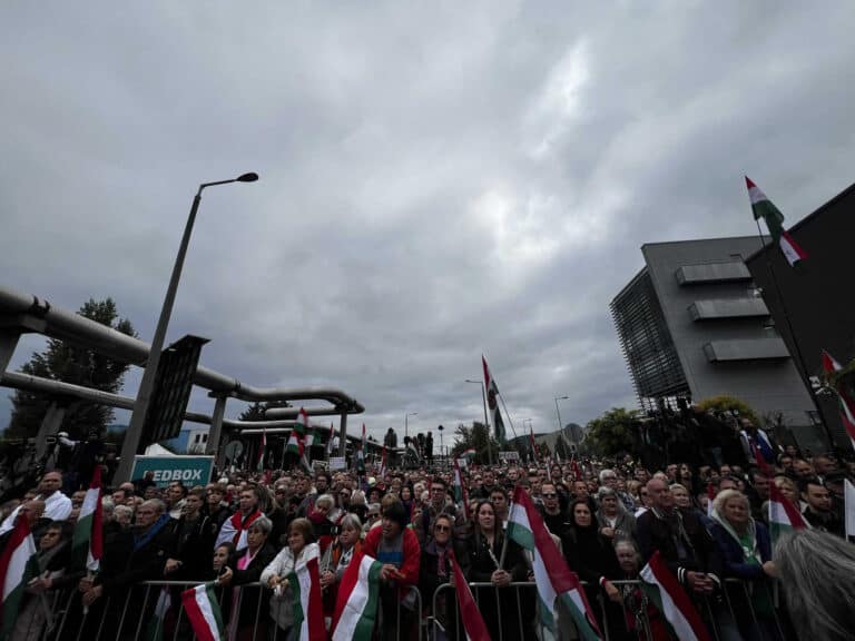 Több tízezres tömeg tüntetett a közmédia előtt: Magyar Péter vezetésével a TISZA Párt és az ellenzéki szereplők összefogtak a propaganda ellen és a szabad sajtóért