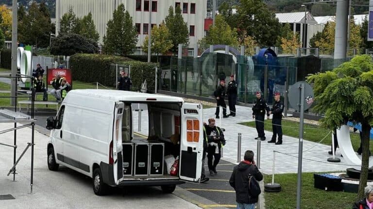 🕑 14:20  Retteg a hatalom: Kamerák és rendőri sorfalak a demonstráció előtt – Mindenre felkészül a közmédia!