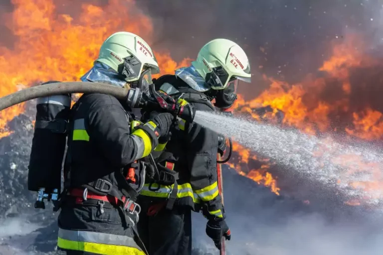 Kigyulladt egy budapesti szálloda, több száz vendéget evakuáltak az V. kerületből
