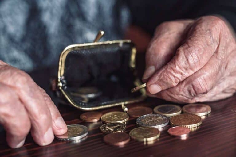 Változások a 13. havi nyugdíj körül: Ki eshet el a plusz pénztől? A kormány szigorítást vezet be