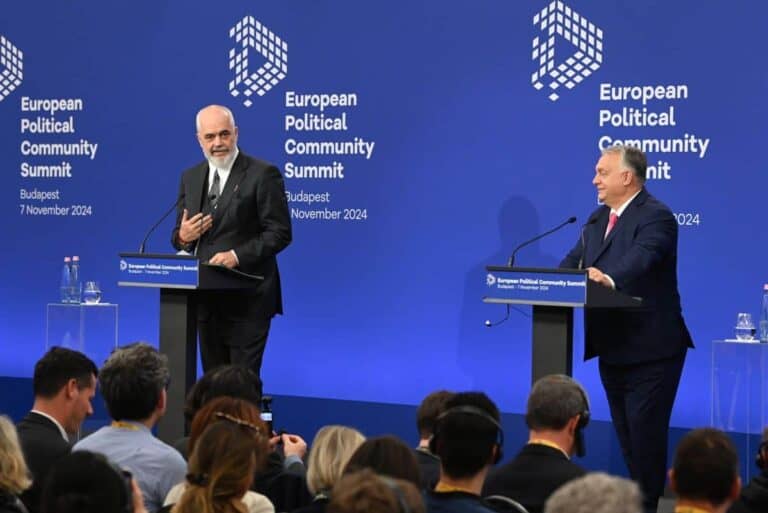 „Egész Európa a fekete bárány akoljában gyűlt össze” – Az albán kormányfő éles kritikája Orbánnak az EPK-csúcson