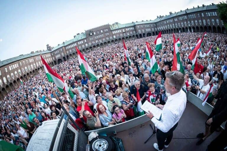 Magyar Péter: A TISZA Párt nyitott kapukkal vár mindenkit – szemben a Fidesz zártkörű fórumával