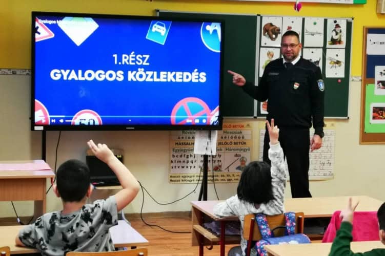Életbevágó kérdés miatt járt rendőr a bátonyterenyei iskolában