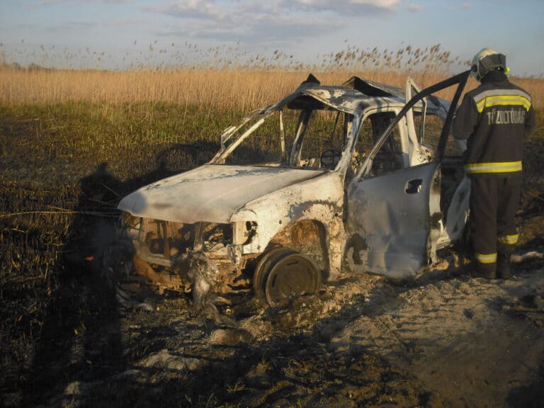 Kigyulladt autók adtak munkát a nógrádi lánglovagoknak