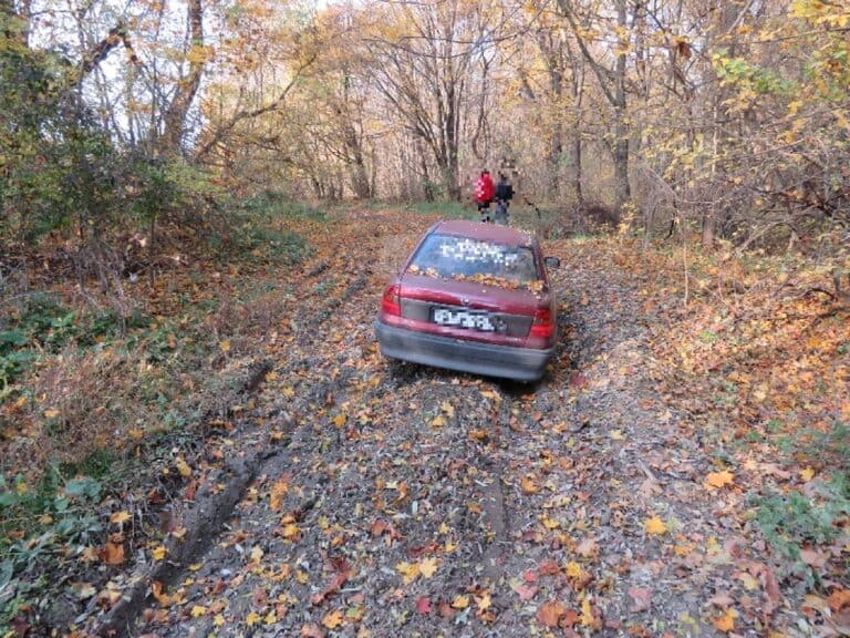 Még a motort is bemelegítette az arra járó tolvajnak a tari autótulajdonos…