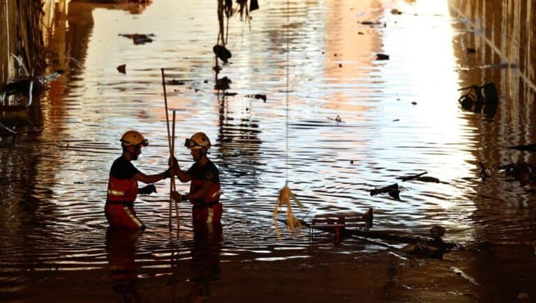 Tragédia és káosz Spanyolországban: Már több mint 200 halálos áldozata van az ítéletidőnek, újabb katasztrófa fenyeget