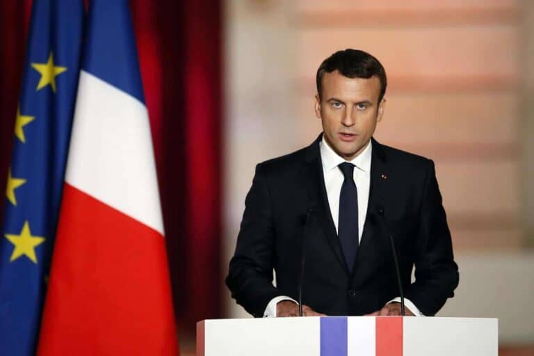 Emmanuel Macron új miniszterelnököt keres: Franciaország kormányválságban