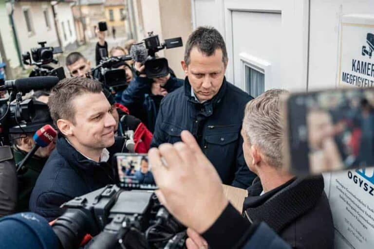 Egyedül maradt Orbán agresszív pitbullja