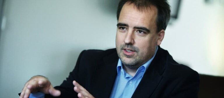 Menczer Tamás kocsmai szintű agressziója politikatörténeti mélypont