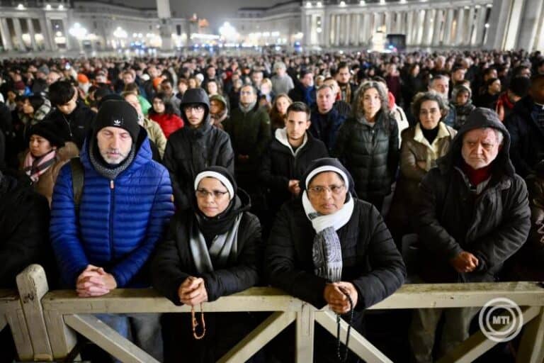 Ferenc pápa állapota továbbra is válságos