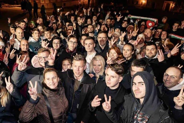 Miközben Orbánék repülője felszállás után rögtön földbe állt, a TISZA erősebben árad, mint valaha