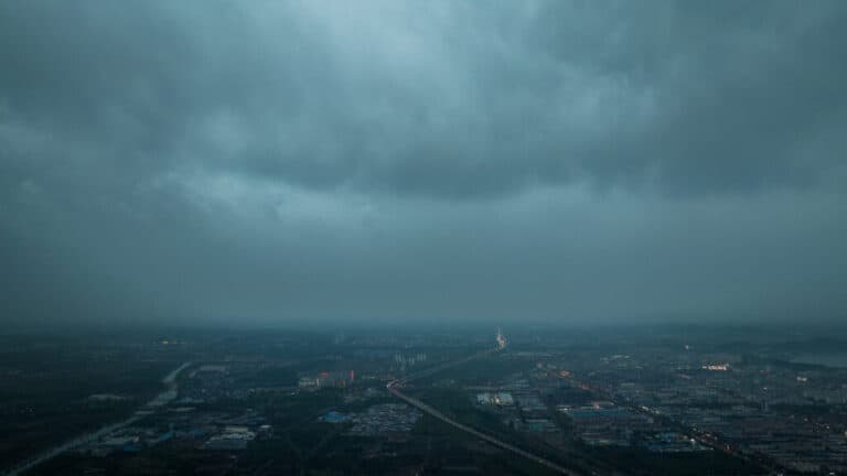 az 50 kg alatti embereknek otthon kellett maradniuk a viharos szél miatt