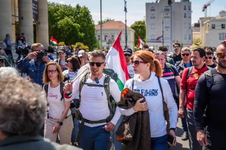 Magyar Péter túl van az első 14 ezer lépésen, hatalmas tömeg kíséri a TISZA Párt elnökét