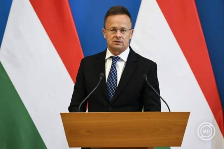 Szijjártó arra kéri a magyarokat, hogy ne utazzanak a közel-keleti térségbe