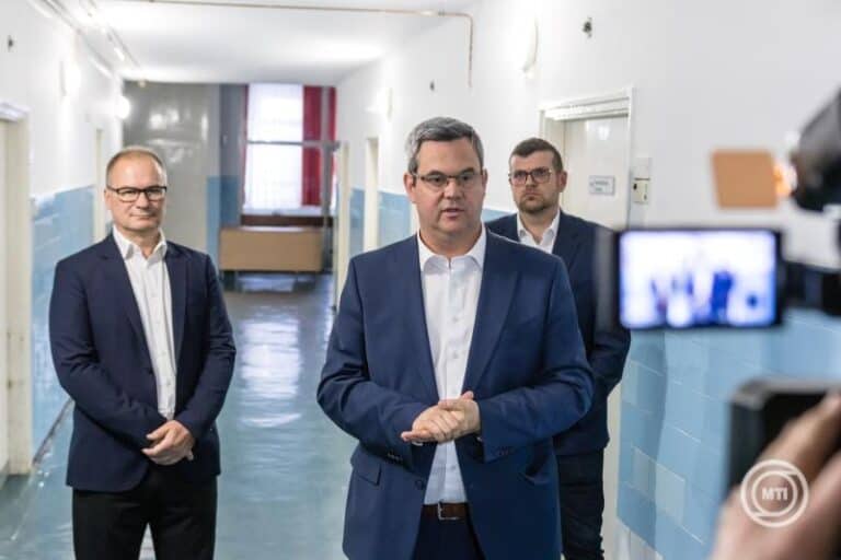 Brüsszel és a Tisza Párt akciója miatt késik a kórházak felújítása