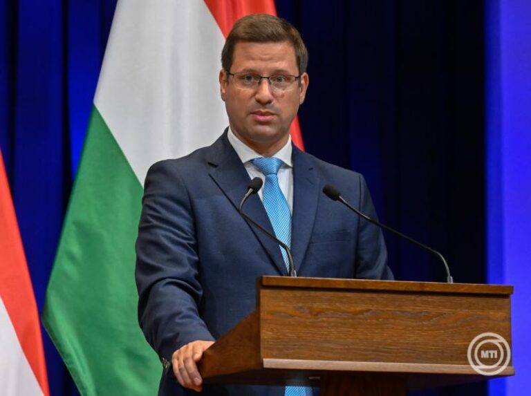 Ruszin-Szendi Romulusz a NATO vezérkari ülésén Ukrajna-barát és háborúpárti narratívát képviselt, felszólalását Slava Ukraini!, azaz Dicsőség Ukrajnának! felkiáltással zárta