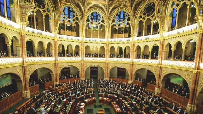 A jövő évi költségvetés megalapozásáról és az adótörvényekről is tárgyal a parlament