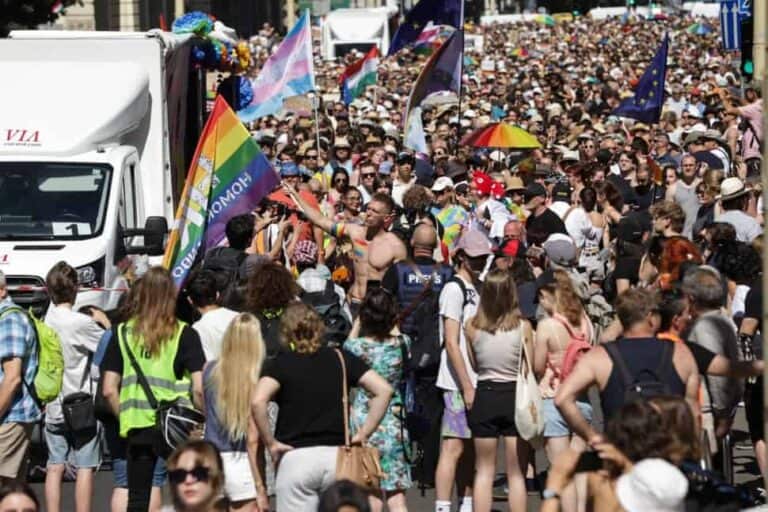 CNN: Hatalmas tömeg gyűlt össze Budapesten, hogy dacoljanak a Budapest Pride betiltásával