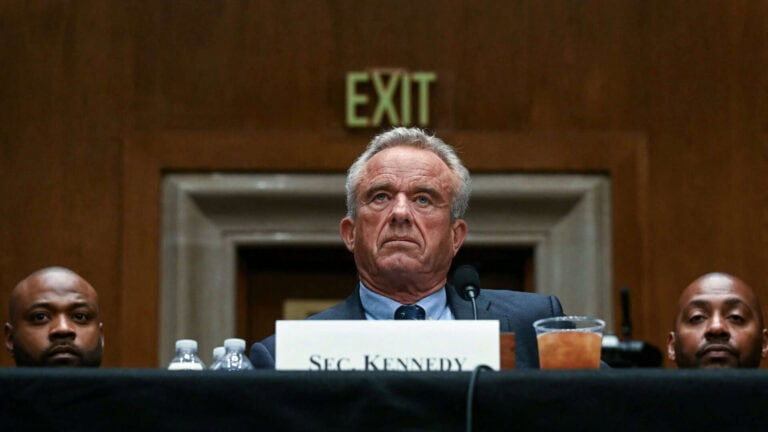 USA: egészségügy az összeesküvés-elméletek célkeresztjében