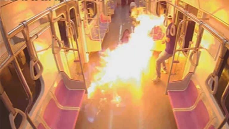 Benzines támadás egy metrókocsiban: 21-en kórházba kerültek VIDEÓ