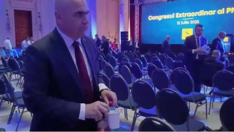 Sokkoló jelenet a kongreszus után: a miniszterelnök szemetet szedett a teremben – ezt senki sem látta jönni