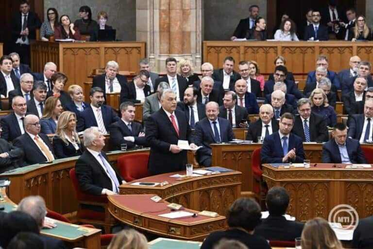 Orbán Viktor csaknem 10 százalékkal emelte a kormánytagok fizetését