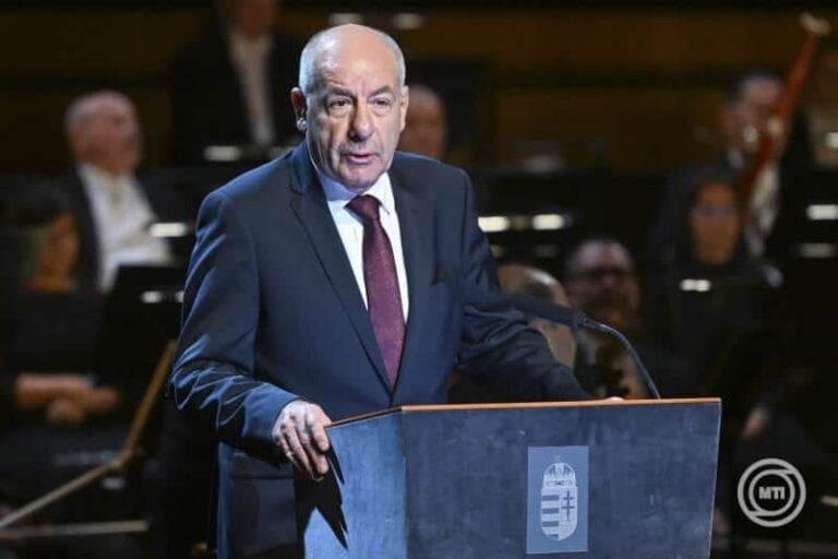 Sulyok Tamás : a bíróság törvényileg szabályozott működése alkotmányos alapértékünk