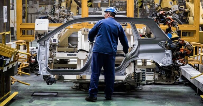 Sorra rúgják ki a magyarokat, miközben özönlenek hozzánk a külföldiek – riasztó adatokat közölt a Portfolio