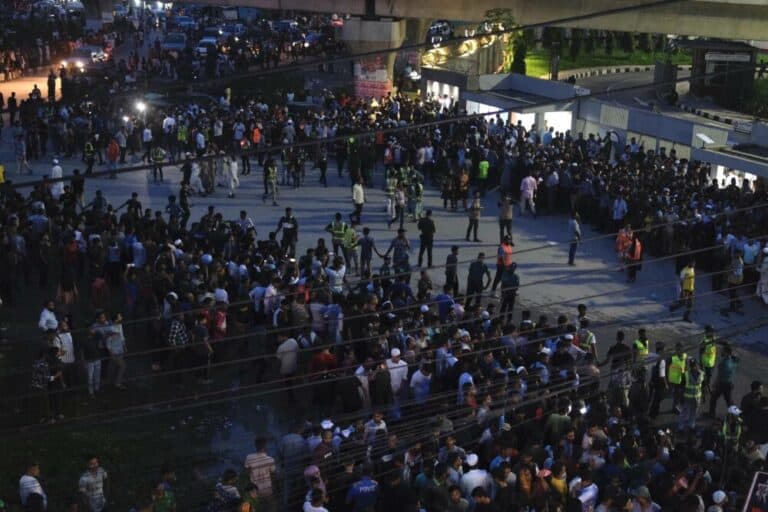 Tragédia: 25 gyerek halt meg, miután katonai gép zuhant iskolára