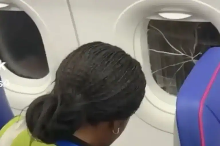 Pánik a feldélzeten: Filléres celluxszal ragasztották le a Wizz-Air gép berepedt ablakát a London-Bákó járaton