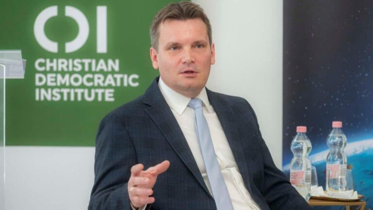 Ki vagy, Zsolti bácsi? – a KDNP volt elnökségi tagja tüntetést tart a Szőlő utcai javítóintézetnél