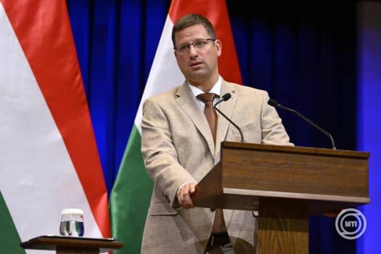 Gulyás Gergely szerint rendben van, hogy Orbán Viktor magángéppel ment focimeccsre, de továbbra sem tudni, ki fizette az utat