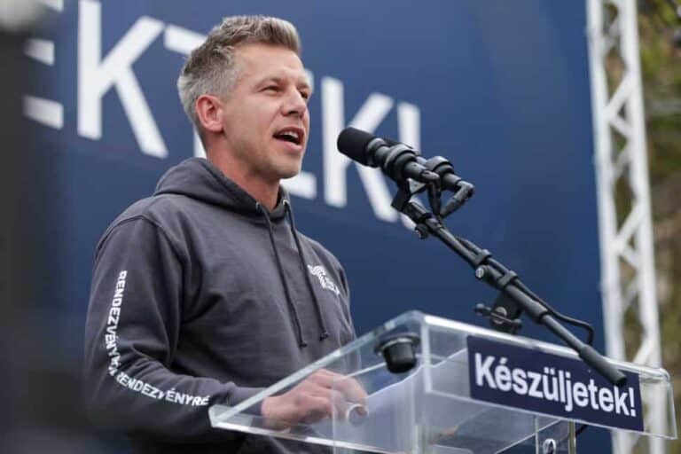 Magyar Péter újra feljelenti Orbán Viktort