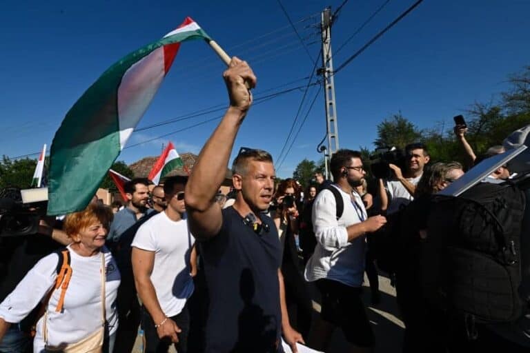 Magyar Péter a vonatbalesetről: Minden nap emberi életek kerülnek veszélybe az orbáni korrupció és a dilettáns kormányzás miatt