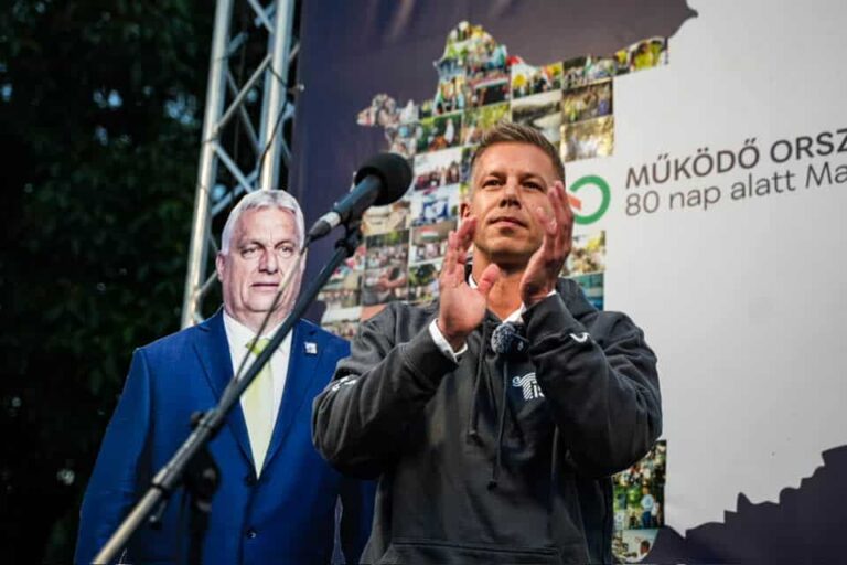 Orbán Viktor új ellensége: a kartonfigura – amikor a hatalom már a papírral is harcol